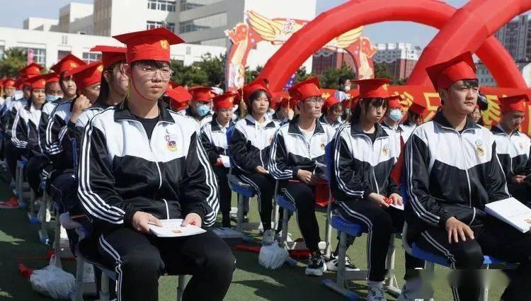 张国荣前任毛舜筠全家出游，三婚老公白发苍老，当初为何和张国荣分手？游戏画面